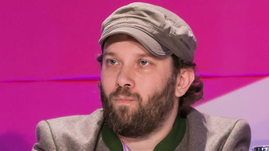 Nach den Vorwürfen gegen Christian Ulmen folgt nun die nächste Konsequenz Christian Ulmen schaut in die Ferne