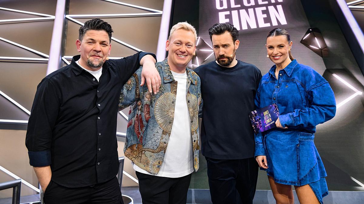 Tim Mälzer, Knossi, Jan Köppen und Laura Wontorra posieren für die Kamera.