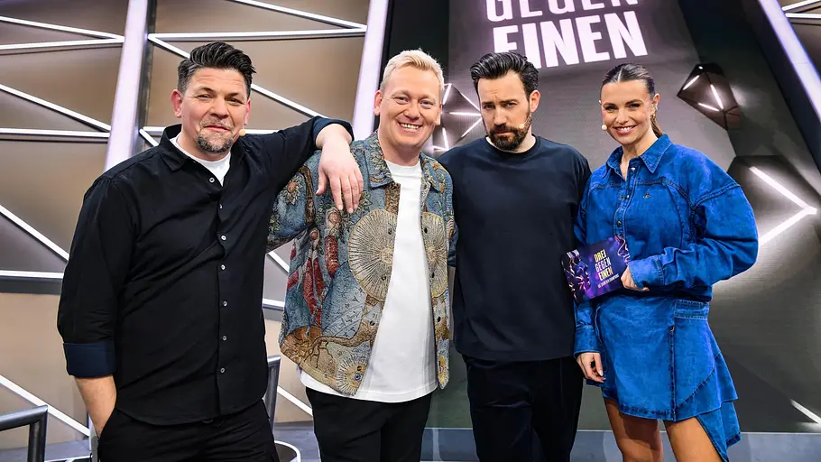 Tim Mälzer, Knossi, Jan Köppen und Laura Wontorra posieren für die Kamera.