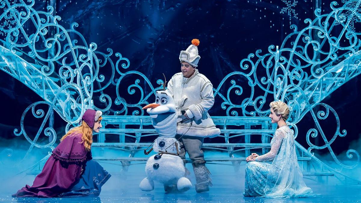 Anna, Olaf und Elsa auf der Bühne in der deutschen Fassung des „Die Eiskönigin“-Musicals.