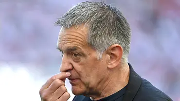Eike Immel, der aus den neuen Folgen „Promi Büßen“ geflogen ist, greift sich an die Nase.  - Foto: IMAGO / Sven Simon