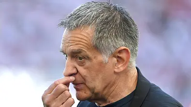 Eike Immel, der aus den neuen Folgen „Promi Büßen“ geflogen ist, greift sich an die Nase.  - Foto: IMAGO / Sven Simon