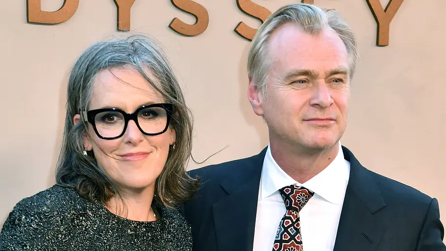 Christopher Nolan Christopher Nolan und seine Frau Emma Thomas posieren auf dem Red Carpet für „The Odyssey“