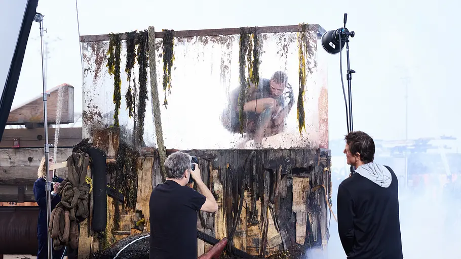 Luis posiert beim Nacktshooting bei GNTM 2026 im Glastank als alienartiges Wesen.