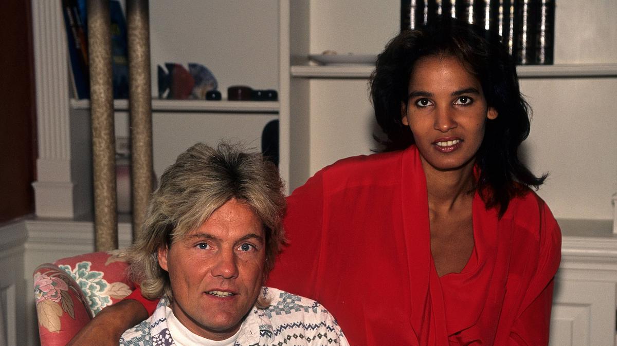 Naddel und Dieter Bohlen Naddel und Dieter Bohlen sitzen auf einem Sessel.