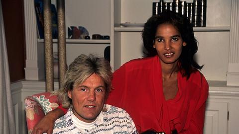 Naddel und Dieter Bohlen sitzen auf einem Sessel. - Foto: IMAGO / APress