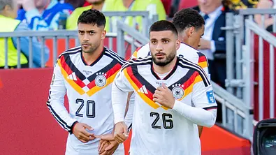 Nadiem Amiri und Deniz Undav beim Warmlaufen  - Foto: IMAGO / Kirchner-Media