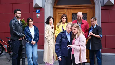 Nadine wird umgeben von ihre Liebsten verabschiedet. - Foto: RTL / Stefan Behrens