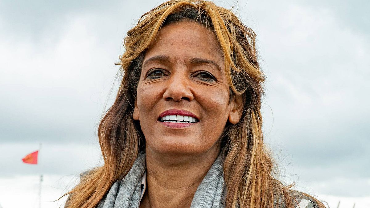 Nadja Abd el Farrags Tod war für viele ein Schock. Nadja Abd el Farrag lächelt in die Kamera. Auf dem Foto steht sie am Hamburger Hafen, hinter ihr sind graue Wolken und eine rote Fahne zu sehen.