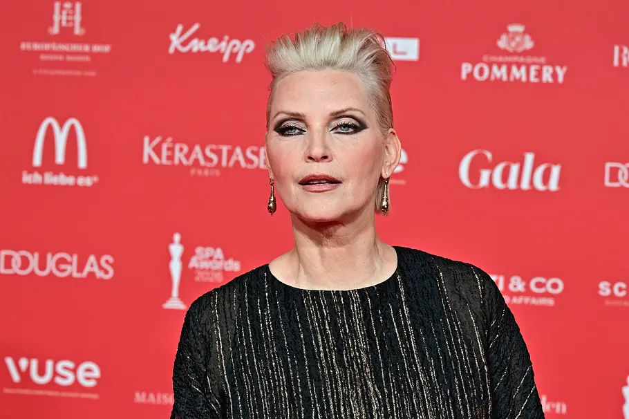 Nadja Auermann kommt zum HeidiFest 2026 Nadja Auermann in schwarzem Kleid auf dem Red Carper.