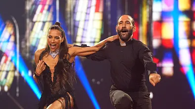 Nadja Benaissa und Massimo Sinató nebeneinander auf dem Parkett. - Foto: RTL / Stefan Gregorowius
