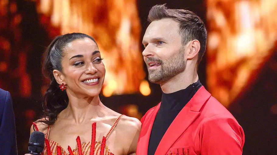 Nadja Benaissa grinsend mit Vadim Garbuzov in der 19. Staffel der RTL-Tanzshow Lets Dance.
