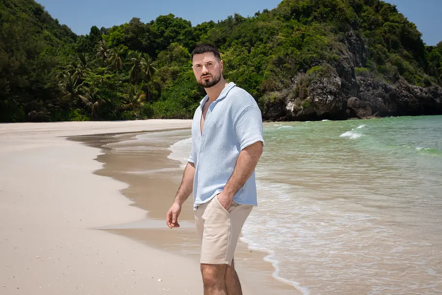 Maurice Spada ist raus Maurice Spada posiert für „Good Luck Guys“, Staffel 4 am Strand in Thailand.