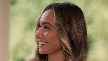 Nadja strahlt in Die Bachelors, Folge 8 bei einem Treffen mit Sebastian Paul und dessen Mutter über beide Ohren.  - Foto: RTL