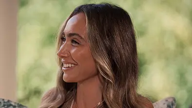 Nadja strahlt in Die Bachelors, Folge 8 bei einem Treffen mit Sebastian Paul und dessen Mutter über beide Ohren.  - Foto: RTL