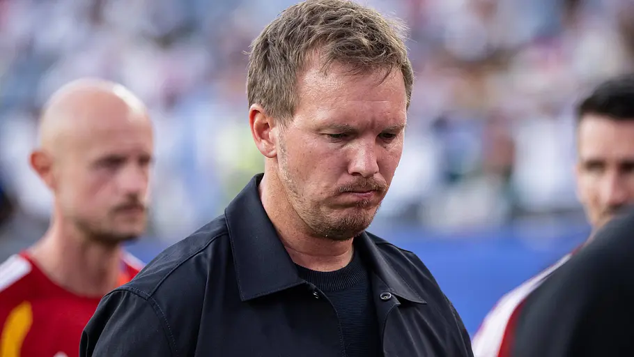 Nagelsmann beendet seine Karriere beim DFB. Nagelsmann mit gesenktem Kopf und ernstem Blick.