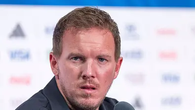 Julian Nagelsmann mit offenem Mund am Mikrofon. - Foto: IMAGO / HMB-Media