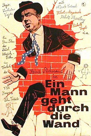 Ein Mann geht durch die Wand - Foto: TMDB