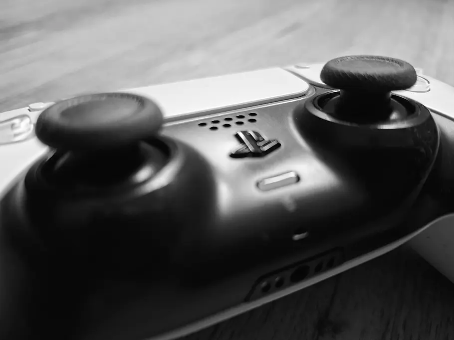 Nahaufnahme DualSense Controller in Schwarz-Weiß
