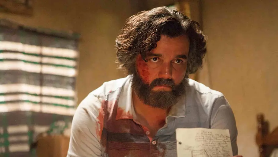In „Narcos“ ist Wagner Moura als Pablo Escobar mit blutverschmiertem Hemd zu sehen.