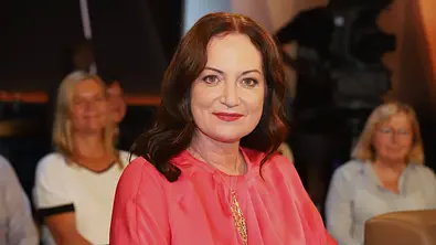 Natalia Wörner (57) zu Gast in der NDR Talk Show, wo sie über den Auszug ihres Sohnes Jacob spricht. - Foto: IMAGO / Eventpress