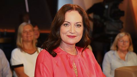 Natalia Wörner (57) zu Gast in der NDR Talk Show, wo sie über den Auszug ihres Sohnes Jacob spricht. - Foto: IMAGO / Eventpress