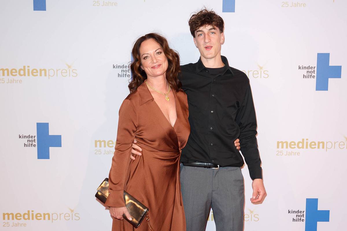 Schauspielerin Natalia Wörner mit Sohn Jacob Lee Seeliger beim Kindernothilfe Medienpreis 2023 im AXICA Kongresszentrum in Berlin am 10. November 2023