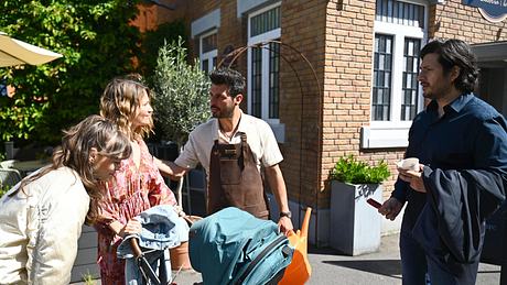 Nathalie, Sophie und Matteo stehen Maxmilian gegenüber. - Foto: RTL / Julia Feldhagen