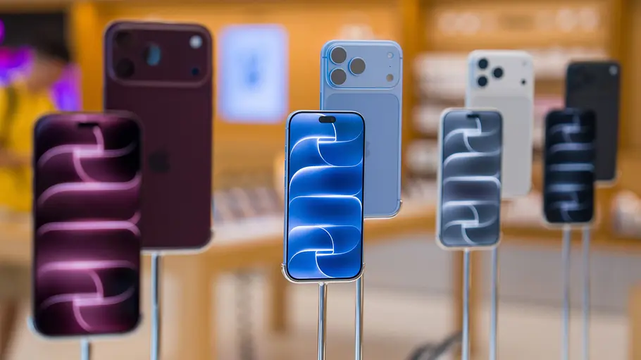 Natürlich willst du das neue iPhone 18 Pro – aber brauchst du es auch? Das iPhone 18 Pro in mehreren Farben ausgestellt in einem Apple Store.
