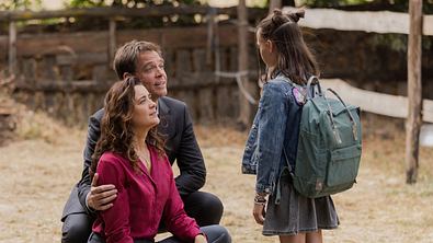 Michael Weatherly als Tony DiNozzo, Cote de Pablo als Ziva David und Isla Gie als Tali. - Foto: Paramount+
