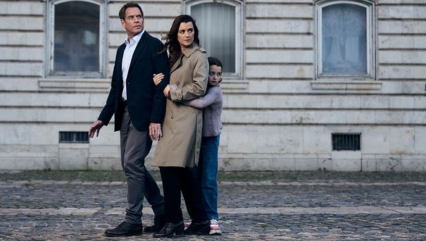 Michael Weatherly als Tony DiNozzo, Cote de Pablo als Ziva David und Isla Gie als Tali in der Serie „NCIS: Tony & Ziva“. - Foto: Paramount+