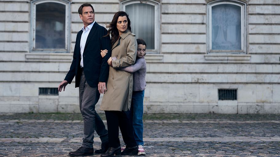 Michael Weatherly als Tony DiNozzo, Cote de Pablo als Ziva David und Isla Gie als Tali in der Serie „NCIS: Tony & Ziva“.