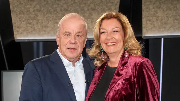Hubertus Meyer-Burckhardt und Bettina Tietjen lächeln in die Kamera - Foto: IMAGO / BREUEL-BILD Hubertus Meyer-Burckhardt und Bettina Tietjen lächeln in die Kamera - Foto: IMAGO / BREUEL-BILD