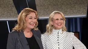 Bettina und Barbara stehen nebeneinander, eine im grauen Blazer, die andere in einer weißen Bluse mit schwarzen Punkten. - Foto: IMAGO / BREUEL-BILD Bettina und Barbara stehen nebeneinander, eine im grauen Blazer, die andere in einer weißen Bluse mit schwarzen Punkten. - Foto: IMAGO / BREUEL-BILD