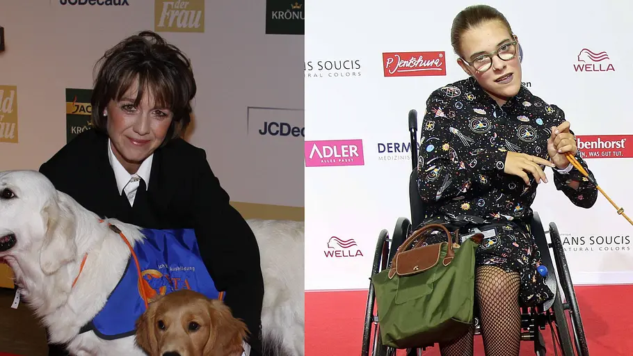 Tatjana Kreidler und Frieda Krieger Tatjana Kreidler kniet links mit zwei Hunden in blauen Westen. Rechts sitzt Frieda Krieger im Rollstuhl auf einem roten Teppich.