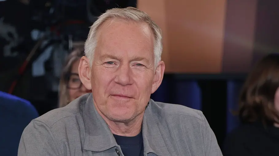 Johannes B. Kerner sitzt im NDR-Studio auf einem Sessel, trägt ein graues Hemd und blickt aufmerksam in die Kamera.