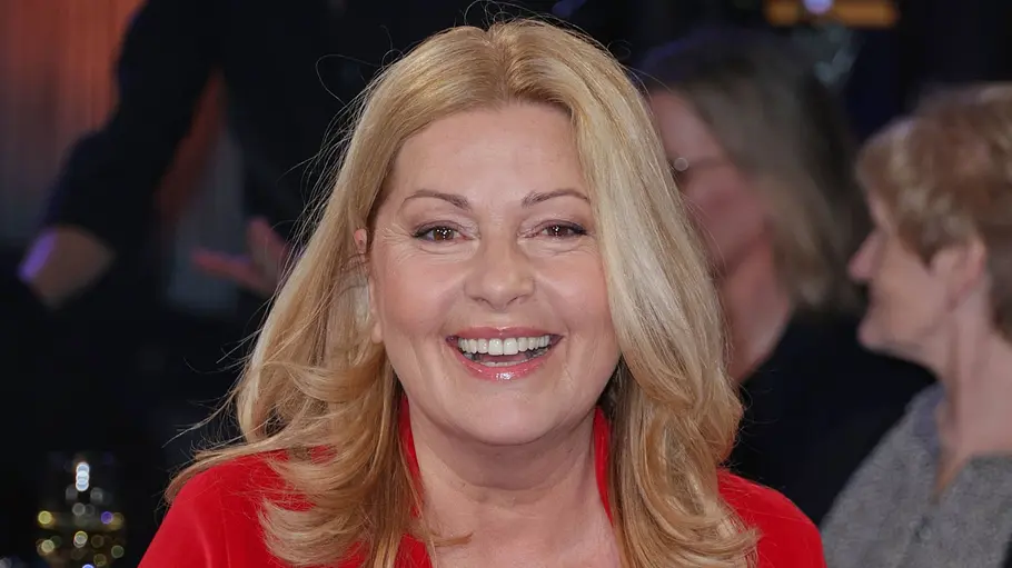 Karin Thaler sitzt im NDR-Studio auf einem Sessel, trägt einen roten Blazer und lächelt freundlich in die Kamera.
