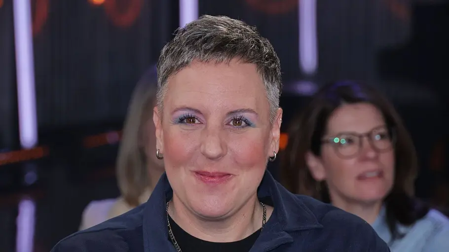 Steffi Irmen sitzt im NDR-Studio auf einem Sessel, trägt ein dunkles Outfit und lächelt freundlich in die Kamera.
