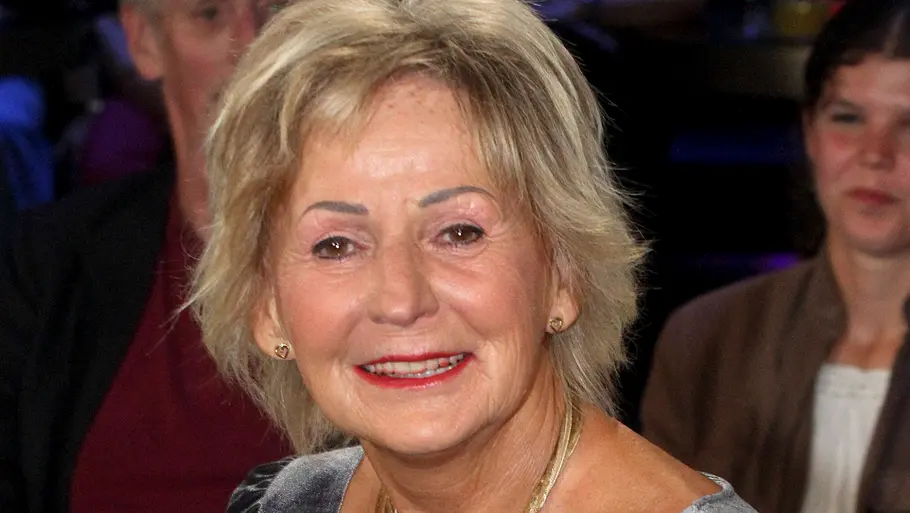 Esther Lindemann Esther Lindemann wird Anfang der 1980er-Jahre erste Schutzpolizistin der Davidwache auf der Reeperbahn zu Gast in der NDR Talkshow unter dem Motto 400 Jahre Reeperbahn-Spezial aus dem NDR 3 Studio am Freitag 21.AUGUST 2026 in Hamburg