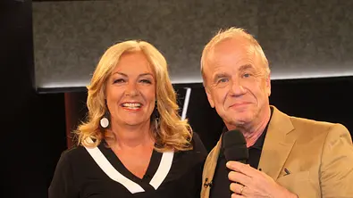Bettina Tietjen und Hubertus Meyer-Burckhardt stehen nebeneinander im Studio der NDR Talk Show und blicken in die Kamera - Foto: IMAGO / APress