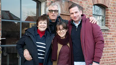 Von links nach rechts: Katrin Sass, Matthias Tiefenbacher (Regie), Elsa Krieger, Till Firit.  - Foto: NDR/Oliver Feist