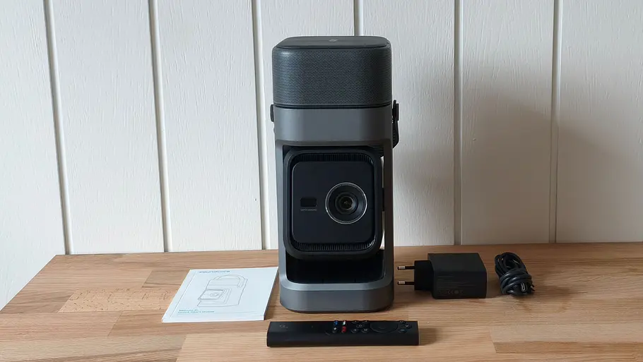 Der Nebula P1 mit Zubehör Der Nebula P1 ausgepackt auf einem Holzbrett mit Zubehör daneben