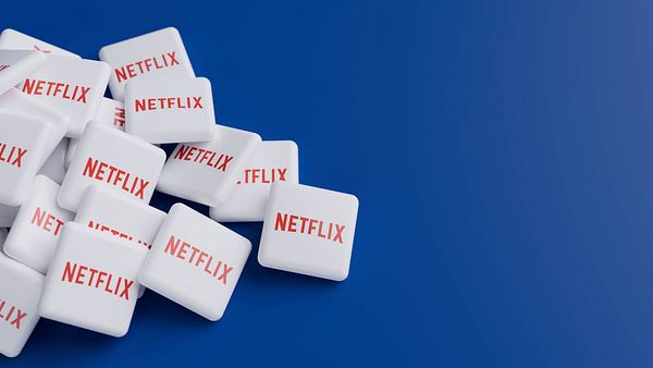 Man sieht das Netflix.Logo mehrfach in quadratischer Form auf einem blauen Hintergrund. - Foto: IMAGO / Zoonar II