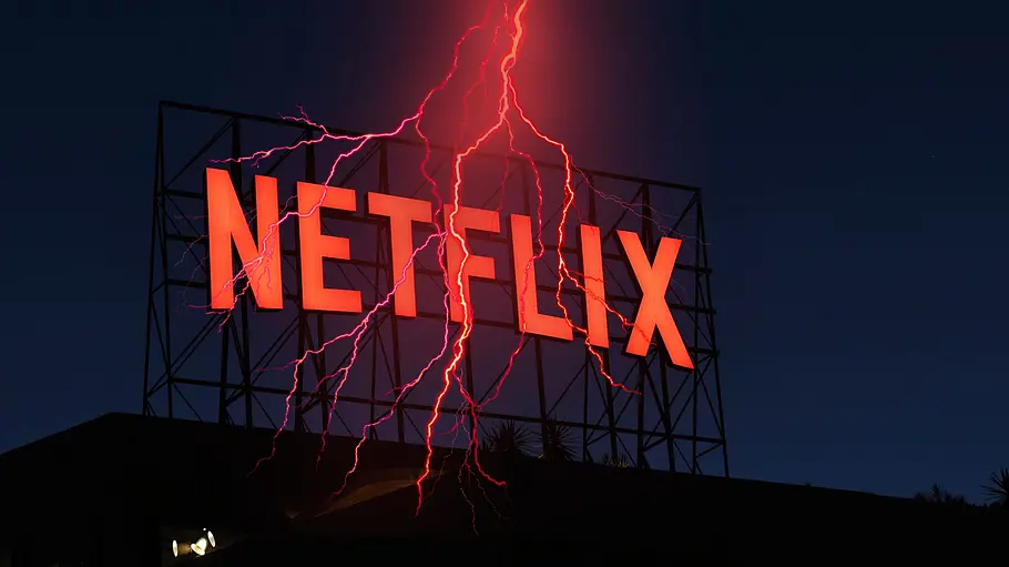 Netflix Das Netflix-Logo wird von einem roten Blitz getroffen. Der Himmel ist schwarz.