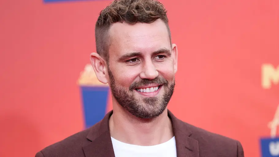 Age of Attraction“-Moderator Nick Viall glücklich auf einem Event.