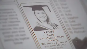 Ein Zeitungsausschnitt, in dem Lucy Letby zu ihrem Abschluss gratuliert wird. - Foto: Netflix © 2026