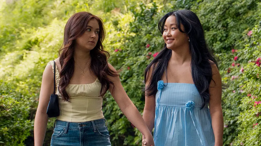 Anna Cathcart als Kitty Song Covey und Lana Condor als Lara Jean Covey in Staffel 3 von „XO, Kitty“.