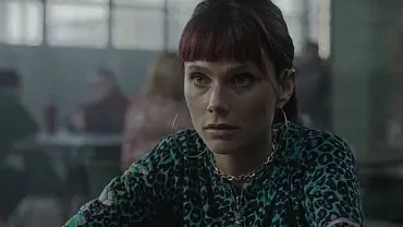 Marina beim Besuch im Gefängnis. Sie trägt einen blauen Leoprint.  - Foto: Netflix