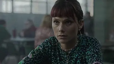 Marina beim Besuch im Gefängnis. Sie trägt einen blauen Leoprint.  - Foto: Netflix