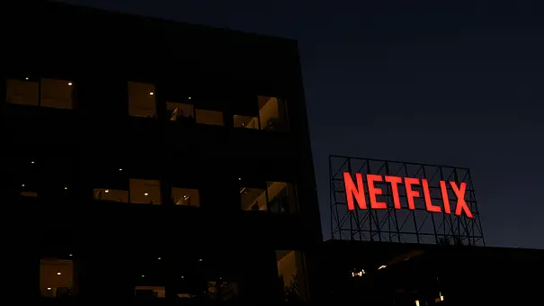 Das Netflix-Logo auf dem Dach eines Bürogebäudes in Los Angeles - Foto: IMAGO / NurPhoto Das Netflix-Logo auf dem Dach eines Bürogebäudes in Los Angeles - Foto: IMAGO / NurPhoto